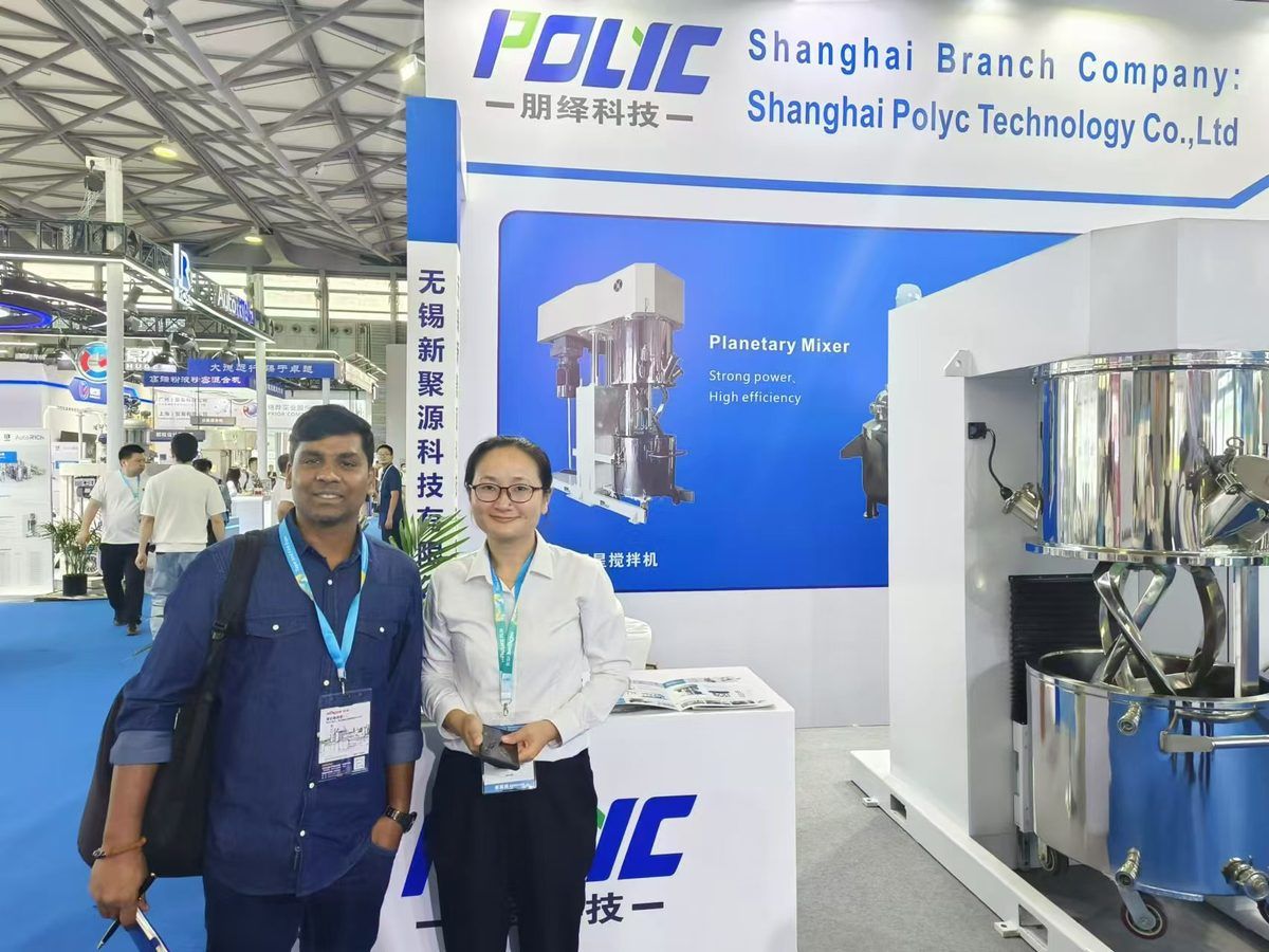 POLYC MACHINE team meeting an international customer at an exhibition