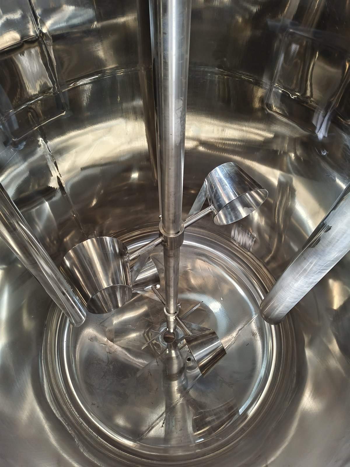 Cup-type working heads installed inside a POLYC low-speed mixing kettle