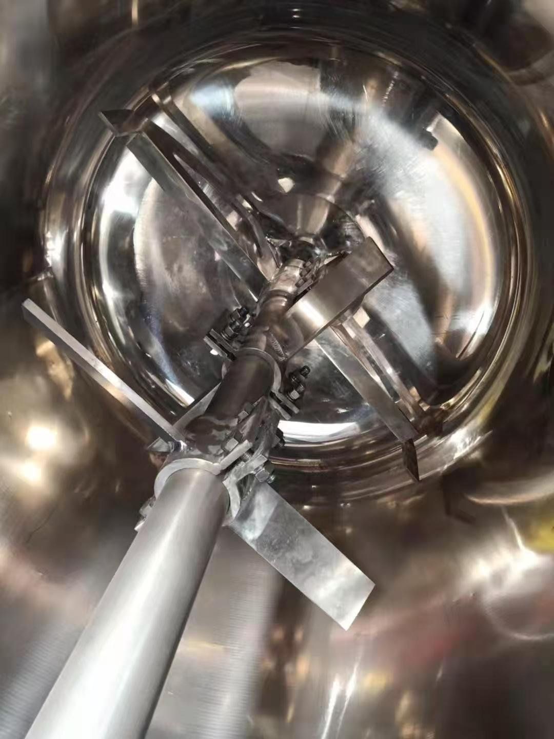 Flat-paddle agitator inside a POLYC low-speed mixing vessel