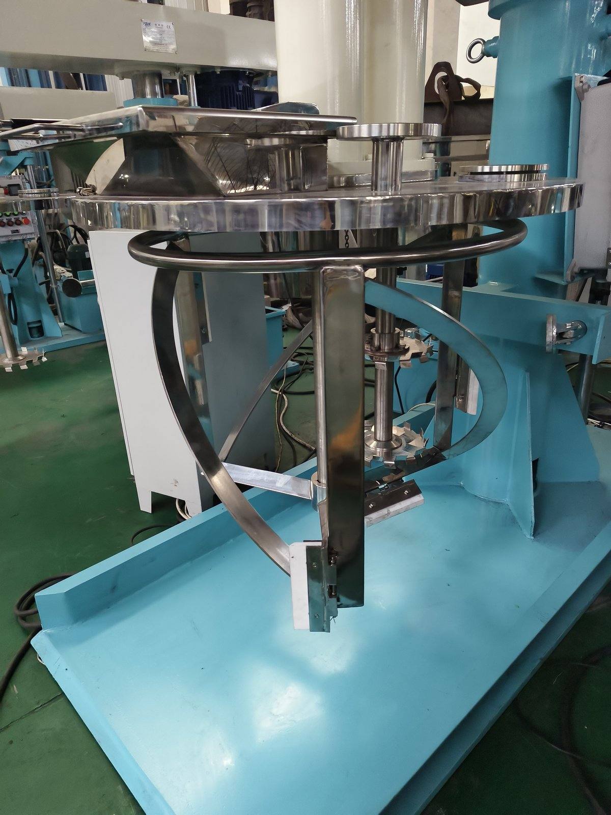 Helix-blade frame agitator with wall-scraping function and high-speed dispersing shaft on a POLYC double shaft mixer
